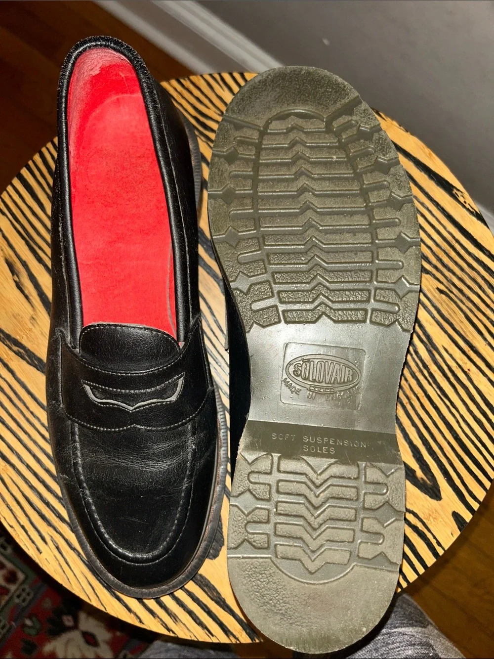 RARE! SOLOVAIR M 9.5/ W 10.5 UNISEX Black Leather Slip-On Loafer with Red Lining